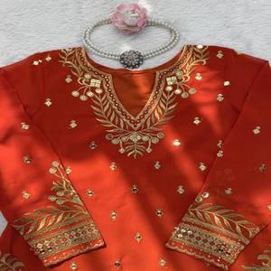 VASTRA COTTAGE Elegante Conjunto Kurti Sharara de Georgette con Bordado de Hilo de Lentejuelas, Forro Suave y Dupatta de Georgette a Juego - Product Image 2