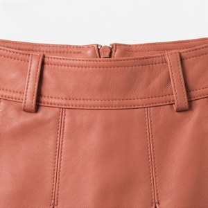 Jupe mini plissée en similicuir taille haute pour femme, couleur unie, style brillant, toutes saisons - Product Image 4