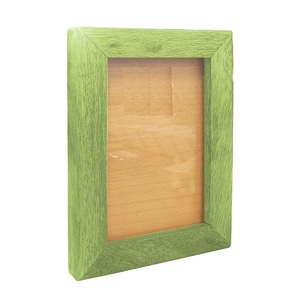 Cadre en bois massif de forme rectangulaire d'aspect traditionnel avec finition verte thermolaquée pour la décoration de la chambre d'enfant et de la table - Product Image 1