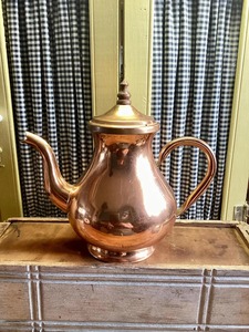 Théière en cuivre de luxe de style artisanal avec long bec verseur traditionnel, poignée décorative, couvercle assorti, corps arrondi et style élégant - Product Image 3