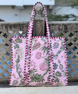 Sac à bandoulière matelassé en coton imprimé de créateur, pochette de soirée élégante avec finition haut de gamme - Product Image 5