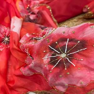 VASTRA COTTAGE Sari de seda tabby suave y pesado con estampados florales, bordado a mano con cuentas y lentejuelas, con blusa de seda satinada - Product Image 3