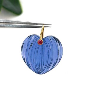 Pendentifs en forme de cœur en quartz iolite sculptés à la main – Fournitures de bijoux tendance – Breloques à double pierre - Product Image 1