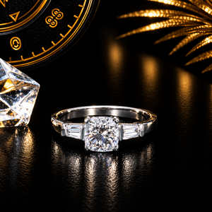 Anillo de Compromiso D'vins con Diamante Corte Cojín, Oro Blanco de 18K, Tres Piedras, Baguette Cónico - Product Image 1