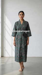 ชุดกิโมโนผ้าฝ้ายพิมพ์ลายด้วยมือระดับพรีเมียมสำหรับผู้หญิง ฤดูร้อน ลายดอกไม้สีเขียวเข้ม สง่างาม ยาว เป็นมิตรกับสิ่งแวดล้อม ระบายอากาศได้ดี ปรับขนาดได้ - Product Image 6