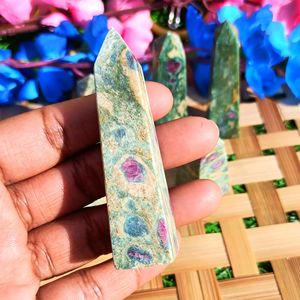 Obelisco de Fuchsite con Rubí Natural, Torre de Cristal, Piedra Curativa para Reiki, Meditación, Decoración Energética, Escultura Chakralume Hecha a Mano - Product Image 3