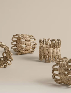 Anneau de serviette en jonc de mer naturel fait main, au design esthétique et élégant, idéal pour la vaisselle et la décoration intérieure, choix très prisé comme cadeau. - Product Image 1