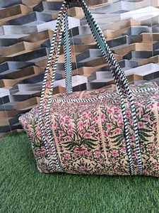 Bolsa de Viaje Acolchada de Algodón Hecha a Mano, Estilo Bohemio, con Cierre de Cremallera, Bolsa de Lona Grande para Viajes Cortos, con Origen en Rajasthan - Product Image 4