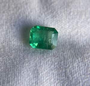 Esmeralda natural facetada de 5.20x4.20 mm, corte octogonal, color verde intenso. Esmeralda para joyería. Esmeralda para anillo, esmeralda natural extraída de la tierra. - Product Image 1