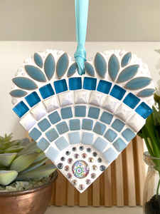 Décoration suspendue artisanale en verre Art Déco en forme de cœur, mosaïque, pour Thanksgiving, faite à la main, ornementale, ETHEREAL BLUSH BLOSSOM - Product Image 2