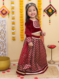 Lehenga Choli Étnico de Invierno para Niñas, en Terciopelo Color Granate, con Falda de Brocado en Zigzag y Dupatta, Traje Tradicional Indio para Bodas - Product Image 4