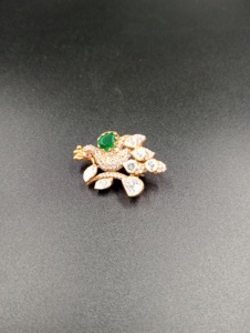 Broche Oiseau de Luxe Amaira Jewels en Argent 925, Pierre Verte Taille Émeraude, Diamants Taille Poire, Sertissage Pavé, Bijoux Fins Unisexe Faits Main - Product Image 1