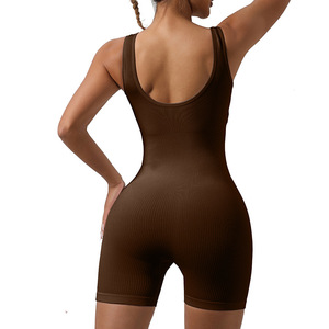 Ensemble de yoga 2 pièces blanc pour femme : Leggings sans couture taille haute avec effet froncé aux fesses et haut court à manches courtes avec dos découpé - Product Image 2