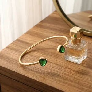 Bracelet jonc ouvert en laiton plaqué or 18 carats pour femme, avec pierres précieuses naturelles émeraude et quartz taille triligne - Product Image 5