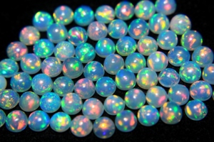 พลอยโอปอลเอธิโอเปียธรรมชาติ ทรงเหลี่ยมเจียระไนแบบคาโบชอง สีสันสวยงาม หลากสี พร้อมประกายไฟ ใช้เป็นพลอยประจำเดือนเกิด เหมาะสำหรับทำเครื่องประดับ - Product Image 5