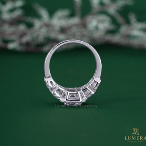 Anillo de Compromiso Clásico de Plata de Ley con Tres Piedras de Diamante Cultivado en Laboratorio con Corte Esmeralda y Halo - Product Image 4
