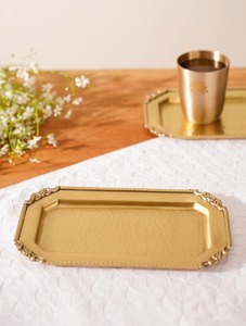 Bandeja decorativa rectangular de diseño tradicional con esquinas ornamentadas para decoración del hogar, chapada en oro. Bandeja de servicio de diseño tradicional. - Product Image 2