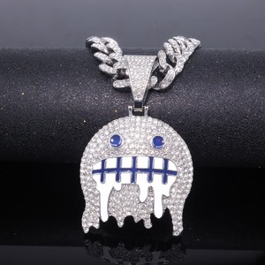 Collier pendentif hip-hop tendance en moissanite de fournisseur indien pour les amateurs de mode et les accessoires de musique rap, disponible à la vente - Product Image 2