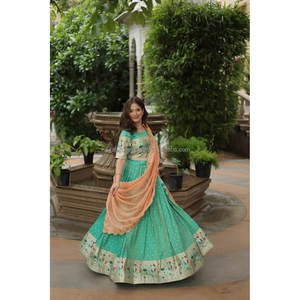 Experimente el encanto de Trending Cosmos Jequard Lehenga Choli con Dupatta bordada de seda rusa. Descubre el Fusio perfecto - Product Image 5