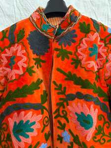 Veste brodée fleurie en velours orange style Suzani, faite main, style bohème, pour femme, vêtement de festival ouzbek coloré - Product Image 6