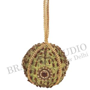 บราซีล สตูดิโอ งานแฮนด์เมด ผลิตภัณฑ์รักษ์โลก ผ้ากำมะหยี่ ผ้าซาติน ประดับลูกปัด ปักลาย ตกแต่งต้นคริสต์มาส ขนาด 4 นิ้ว 10 ซม. ผลิตตามสั่ง สีทอง จากโรงงาน - Product Image 4