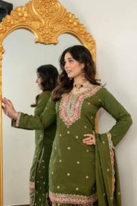 Top Nc Vichitra con bordado de diseñador y trabajo de múltiples hilos en secuencia, con pantalón Sharara y dupatta, completamente cosido y listo para usar. - Product Image 2