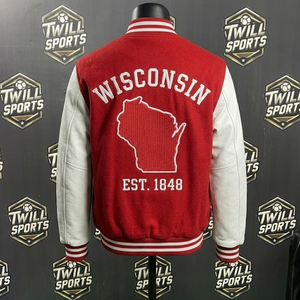 Chaqueta Universitaria de Wisconsin para Hombre, Roja y Blanca, con Mangas de Cuero PU, Bordada, Estilo Bomber, para Otoño, Uso Casual - Product Image 3