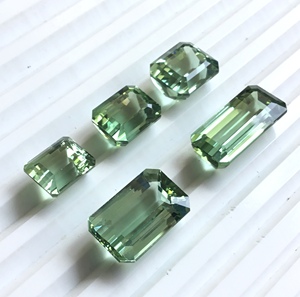 Piedra de turmalina verde natural de 62.02 quilates con corte octogonal para la elaboración de joyería fina. - Product Image 6