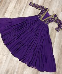 ชุดเดรสยาวแบบ Anarkali ผ้าจอร์เจตต์สีม่วงเข้มหรูหรา ปักลายดิ้นทองหนัก แต่งระบายเป็นชั้นๆ เหมาะสำหรับงานแต่งงานแบบอินเดียและปากีสถาน - Product Image 6