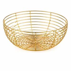 Panier à fruits en fil métallique doré, très populaire, avec embouts sphériques et base solide, idéal pour les produits frais sur le comptoir de cuisine - Product Image 4