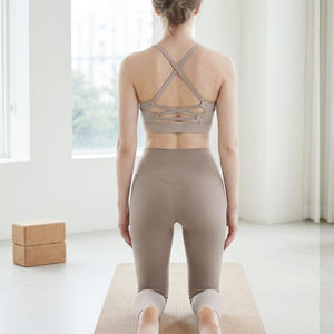 Haut pour le soutien-gorge de sport en nylon léger à motif à carreaux noir avec bretelles non ajustées pour l'entraînement et le fitness des femmes - Product Image 1