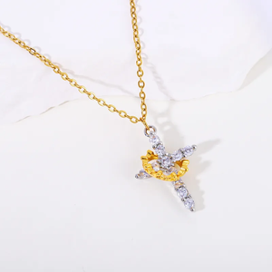 Collar con Cruz Geométrica Giratoria para Mujer en Acero Inoxidable con Baño de Oro de 18K e Incrustaciones de Circonio - Product Image 3