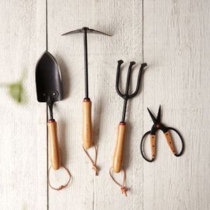 Ensemble d'outils de jardin classiques avec manches en bois pour creuser, cultiver et entretenir les plantes - Product Image 4
