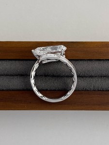 Anillo de Diamantes con Corte Pera en Oro Blanco con un Diseño Único de Bypass, Detalles de Diamantes Baguette y Elegancia Atemporal, Ideal para Regalo - Product Image 2