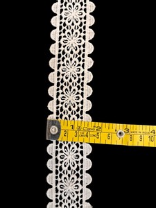 ลูกไม้กีปัวร์ลายดอกไม้สีขาวโพลีเอสเตอร์จากโรงงานโดยตรง – ริบบิ้นโครเชต์ลายดอกเดซี่ขอบหยักสองชั้นสำหรับเสื้อผ้าและของตกแต่งบ้าน - Product Image 2