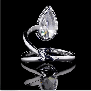 Bague solitaire en or blanc avec diamant de laboratoire taille poire, design haut de gamme, sertie pavé, certifiée IGI. - Product Image 5