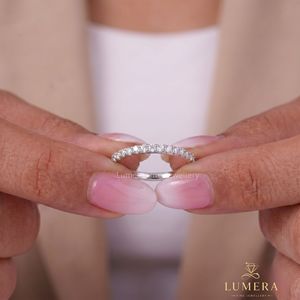 แหวนเพชรทรงกลมคลาสสิกสำหรับผู้หญิง LUMERA ตัวเรือนทองคำขาว ประดับเพชรธรรมชาติรับรองโดย IGI - Product Image 3