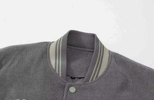 เสื้อแจ็คเก็ตวาร์ซิตี้วินเทจสำหรับผู้ชาย คอตั้ง กระดุมแถวเดียว พิมพ์ลายตามสั่ง ปักลายด้านหน้า แขนเสื้อตัดกัน ชายเสื้อแบบริบ สำหรับฤดูใบไม้ร่วง - Product Image 2