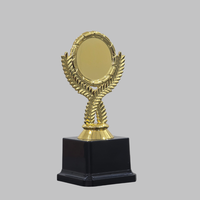 Trophée en plastique pour les vainqueurs de cricket, de football, de volley-ball et de tournois, avec un design attrayant et une base robuste.