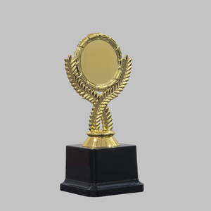 Trofeo de Madera de Alta Demanda con Acabado Dorado, Diseño Portátil con Forma de Dama, Diseño Atractivo y Acabado Fino - Product Image 1
