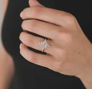Bague de fiançailles vintage ovale en diamant de laboratoire, or massif 10K 14K 18K, moderne et luxueuse, avec halo étoilé et coupe marquise, style statement - Product Image 6