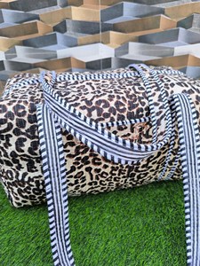 Sac de voyage matelassé en coton fait main avec fermeture éclair, grand sac de week-end tendance - Product Image 6