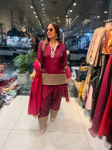 Costume Anarkali traditionnel indien pakistanais en soie marron pour femmes avec broderie dorée, tenue de mariage, coupe ample, longueur cheville - Product Image 1