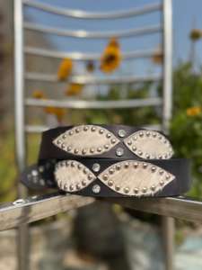 Ceinture en cuir vintage cloutée artisanale de qualité supérieure avec design en cuir de vachette à poils apparents et boucle en acier robuste - Product Image 2