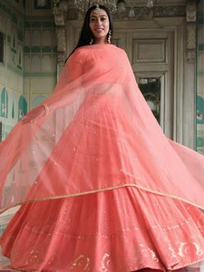 Robe de demoiselle d'honneur en organza corail avec perles, taille empire, col rond, manches longues, longueur au sol, style classique - Product Image 1