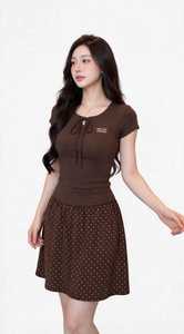 Vestido coreano de verano Oneten Apparel para mujer, camiseta ajustada con manga casquillo y cuello con lazo, falda acampanada con lunares, color marrón - Product Image 4