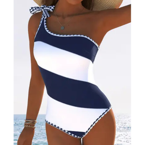 Traje de baño náutico a rayas con un solo tirante y diseño festoneado. El diseño incluye una sola correa para el hombro adornada con un detalle de lazo. - Product Image 1