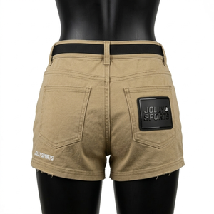 Shorts de mujer de algodón twill grueso, color caqui, estilo streetwear, con diseño de presillas para cinturón y logo de parche de goma. - Product Image 3