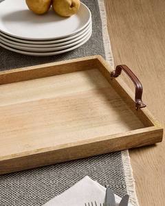 Plateau de service en bois naturel de luxe en gros pour hôtels, avec élégantes poignées en cuir marron et grain de bois artisanal - Product Image 6