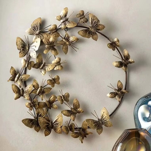 Elegante Corona de Mariposas de Metal Dorado, Impresionante Escultura de Pared Hecha a Mano, Marco Redondo Decorativo, Perfecto para Adornos Modernos del Hogar - Product Image 6
